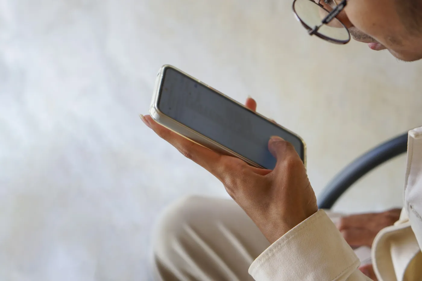 Persoană care citește un răspuns pe telefon