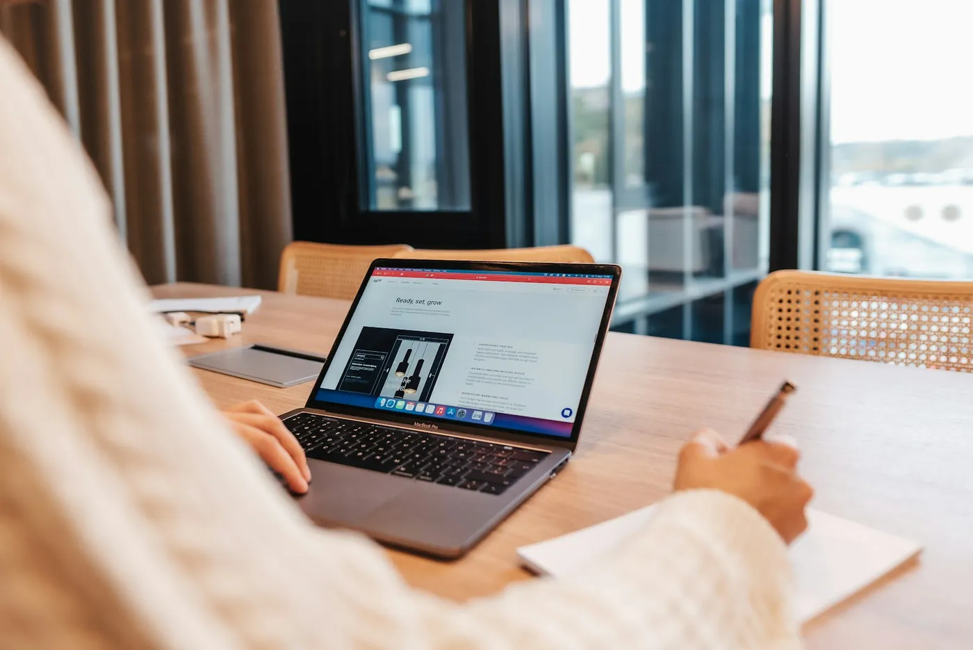 Persoană care lucrează la un site pe laptop